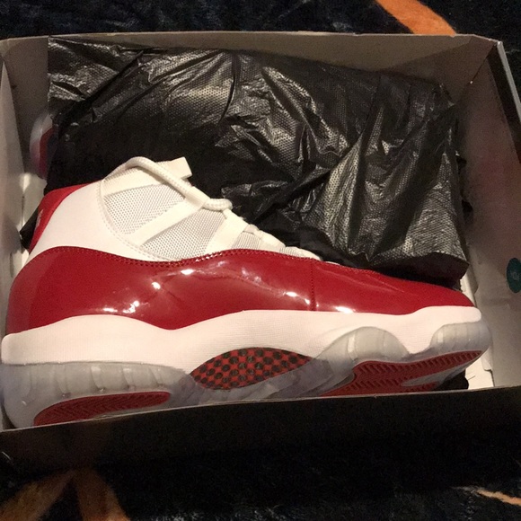 S🚫LD NIB MEN’S AIR JORDAN 11 CHERRY RED SIZE: 9 DROP DATE: 12/10/22 - Picture 6 of 15